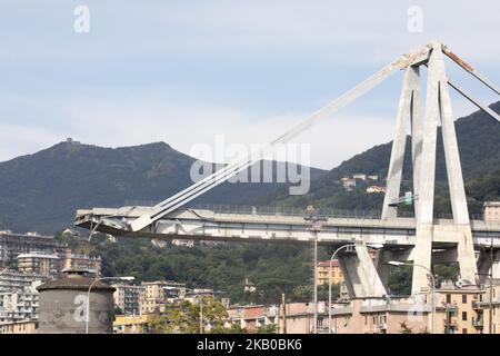 Les vestiges du pont autoroutier de Morandi se dresse après s'être partiellement effondré à Gênes, en Italie, le mardi 14 août 2018. Le célèbre pont de l'autoroute A10 qui relia la région de Ligurie avec le sud de l'Italie s'est effondré avec de nombreuses victimes. (Photo de Mauro Ujetto/NurPhoto) Banque D'Images