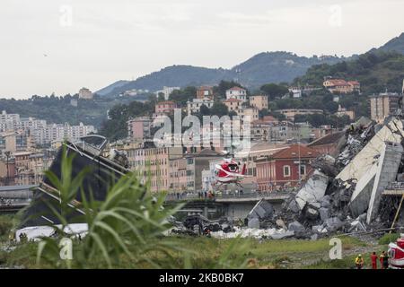 Les vestiges du pont autoroutier de Morandi se dresse après s'être partiellement effondré à Gênes, en Italie, le mardi 14 août 2018. Le célèbre pont de l'autoroute A10 qui relia la région de Ligurie avec le sud de l'Italie s'est effondré avec de nombreuses victimes. (Photo de Mauro Ujetto/NurPhoto) Banque D'Images