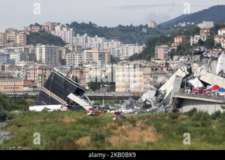 Les vestiges du pont autoroutier de Morandi se dresse après s'être partiellement effondré à Gênes, en Italie, le mardi 14 août 2018. Le célèbre pont de l'autoroute A10 qui relia la région de Ligurie avec le sud de l'Italie s'est effondré avec de nombreuses victimes. (Photo de Mauro Ujetto/NurPhoto) Banque D'Images