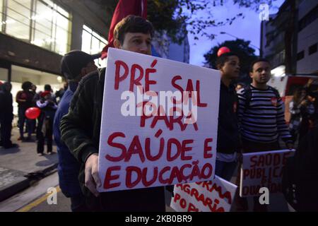 Les partisans de l'ancien président du Brésil emprisonné Luiz Inacio Lula da Silva assistent à un rassemblement en dehors du Tribunal électoral suprême, à Brasilia, au Brésil, au 15 août 2018. - Des milliers de partisans du leader emprisonné et d'un candidat présidentiel actuel sont à Brasilia pour surveiller l'enregistrement de la candidature présidentielle de Lula, qui sera tenu aujourd'hui par le Parti des travailleurs à la Cour électorale supérieure. (Photo de Cris Faga/NurPhoto) Banque D'Images