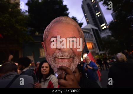 Les partisans de l'ancien président du Brésil emprisonné Luiz Inacio Lula da Silva assistent à un rassemblement en dehors du Tribunal électoral suprême, à Brasilia, au Brésil, au 15 août 2018. - Des milliers de partisans du leader emprisonné et d'un candidat présidentiel actuel sont à Brasilia pour surveiller l'enregistrement de la candidature présidentielle de Lula, qui sera tenu aujourd'hui par le Parti des travailleurs à la Cour électorale supérieure. (Photo de Cris Faga/NurPhoto) Banque D'Images