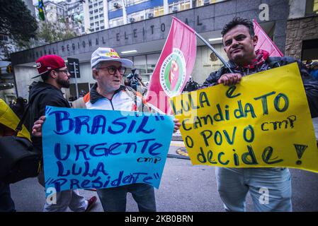 Les partisans de l'ancien président du Brésil emprisonné Luiz Inacio Lula da Silva assistent à un rassemblement en dehors du Tribunal électoral suprême, à Brasilia, au Brésil, au 15 août 2018. - Des milliers de partisans du leader emprisonné et d'un candidat présidentiel actuel sont à Brasilia pour surveiller l'enregistrement de la candidature présidentielle de Lula, qui sera tenu aujourd'hui par le Parti des travailleurs à la Cour électorale supérieure. (Photo de Cris Faga/NurPhoto) Banque D'Images