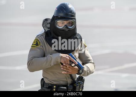 Un adjoint de shérif de Los Angeles pendant un exercice de tir actif dans une école secondaire près de Los Angeles, Californie sur 16 août 2018. (Photo de Ronen Tivony/NurPhoto) Banque D'Images