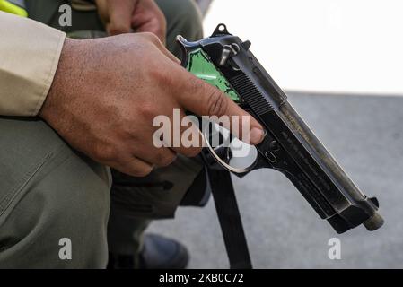 Un adjoint de shérif de Los Angeles pendant un exercice de tir actif dans une école secondaire près de Los Angeles, Californie sur 16 août 2018. (Photo de Ronen Tivony/NurPhoto) Banque D'Images