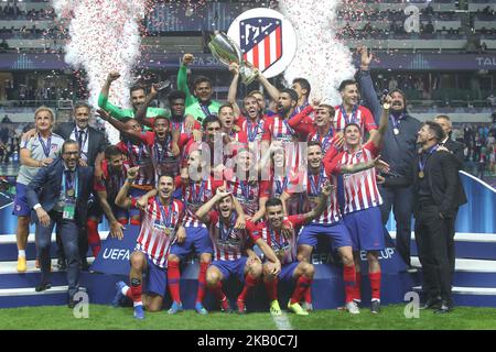 Les joueurs de l'Atlético de Madrid célèbrent avec le trophée après le match de la Super coupe de l'UEFA entre le Real Madrid et l'Atlético de Madrid au stade Lillekula sur 15 août 2018 à Tallinn, Estonie. (Photo de Ahmad Mora/NurPhoto) Banque D'Images