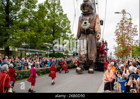 19 août, Leeuwarden. La production mondialement connue de Royal de Luxe fait sa première hollandaise dans la capitale européenne de la Culture. Au cours de trois jours, ces géants majestueux marchent dans les rues de Leeuwarden et offrent une expérience inoubliable avec leur spectacle « Big Skate in the Ice ». Royal de Luxe est une extraordinaire compagnie de théâtre de rue. La compagnie vole autour du monde avec leurs impressionnants Giants, marionnettes de plusieurs mètres de haut et de plus que les bâtiments autour d'eux. Dans leur troisième et dernière performance, ils ont émerveillé les gens avec une performance très spectaculaire qui a pris pl Banque D'Images