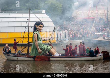 19 août, Leeuwarden. La production mondialement connue de Royal de Luxe fait sa première hollandaise dans la capitale européenne de la Culture. Au cours de trois jours, ces géants majestueux marchent dans les rues de Leeuwarden et offrent une expérience inoubliable avec leur spectacle « Big Skate in the Ice ». Royal de Luxe est une extraordinaire compagnie de théâtre de rue. La compagnie vole autour du monde avec leurs impressionnants Giants, marionnettes de plusieurs mètres de haut et de plus que les bâtiments autour d'eux. Dans leur troisième et dernière performance, ils ont émerveillé les gens avec une performance très spectaculaire qui a pris pl Banque D'Images