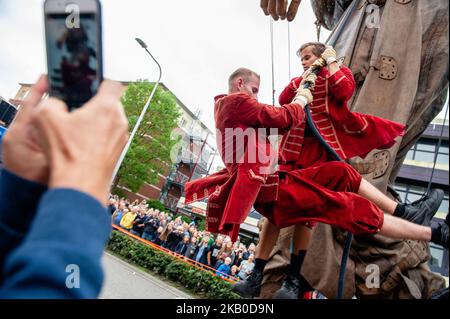 19 août, Leeuwarden. La production mondialement connue de Royal de Luxe fait sa première hollandaise dans la capitale européenne de la Culture. Au cours de trois jours, ces géants majestueux marchent dans les rues de Leeuwarden et offrent une expérience inoubliable avec leur spectacle « Big Skate in the Ice ». Royal de Luxe est une extraordinaire compagnie de théâtre de rue. La compagnie vole autour du monde avec leurs impressionnants Giants, marionnettes de plusieurs mètres de haut et de plus que les bâtiments autour d'eux. Dans leur troisième et dernière performance, ils ont émerveillé les gens avec une performance très spectaculaire qui a pris pl Banque D'Images