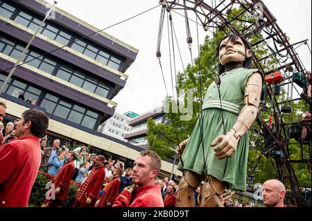 19 août, Leeuwarden. La production mondialement connue de Royal de Luxe fait sa première hollandaise dans la capitale européenne de la Culture. Au cours de trois jours, ces géants majestueux marchent dans les rues de Leeuwarden et offrent une expérience inoubliable avec leur spectacle « Big Skate in the Ice ». Royal de Luxe est une extraordinaire compagnie de théâtre de rue. La compagnie vole autour du monde avec leurs impressionnants Giants, marionnettes de plusieurs mètres de haut et de plus que les bâtiments autour d'eux. Dans leur troisième et dernière performance, ils ont émerveillé les gens avec une performance très spectaculaire qui a pris pl Banque D'Images