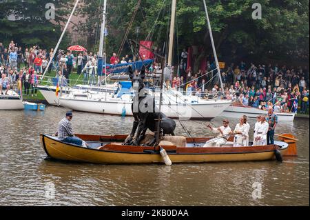 19 août, Leeuwarden. La production mondialement connue de Royal de Luxe fait sa première hollandaise dans la capitale européenne de la Culture. Au cours de trois jours, ces géants majestueux marchent dans les rues de Leeuwarden et offrent une expérience inoubliable avec leur spectacle « Big Skate in the Ice ». Royal de Luxe est une extraordinaire compagnie de théâtre de rue. La compagnie vole autour du monde avec leurs impressionnants Giants, marionnettes de plusieurs mètres de haut et de plus que les bâtiments autour d'eux. Dans leur troisième et dernière performance, ils ont émerveillé les gens avec une performance très spectaculaire qui a pris pl Banque D'Images