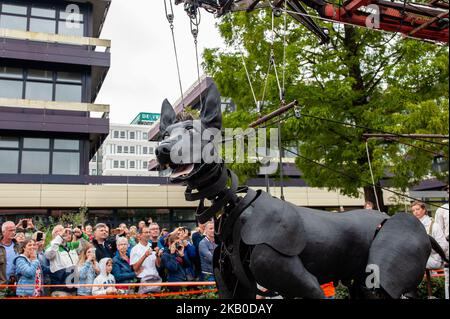 19 août, Leeuwarden. La production mondialement connue de Royal de Luxe fait sa première hollandaise dans la capitale européenne de la Culture. Au cours de trois jours, ces géants majestueux marchent dans les rues de Leeuwarden et offrent une expérience inoubliable avec leur spectacle « Big Skate in the Ice ». Royal de Luxe est une extraordinaire compagnie de théâtre de rue. La compagnie vole autour du monde avec leurs impressionnants Giants, marionnettes de plusieurs mètres de haut et de plus que les bâtiments autour d'eux. Dans leur troisième et dernière performance, ils ont émerveillé les gens avec une performance très spectaculaire qui a pris pl Banque D'Images