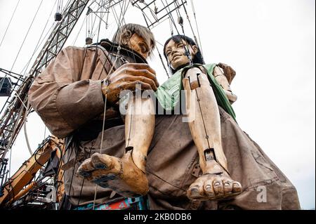 19 août, Leeuwarden. La production mondialement connue de Royal de Luxe fait sa première hollandaise dans la capitale européenne de la Culture. Au cours de trois jours, ces géants majestueux marchent dans les rues de Leeuwarden et offrent une expérience inoubliable avec leur spectacle « Big Skate in the Ice ». Royal de Luxe est une extraordinaire compagnie de théâtre de rue. La compagnie vole autour du monde avec leurs impressionnants Giants, marionnettes de plusieurs mètres de haut et de plus que les bâtiments autour d'eux. Dans leur troisième et dernière performance, ils ont émerveillé les gens avec une performance très spectaculaire qui a pris pl Banque D'Images