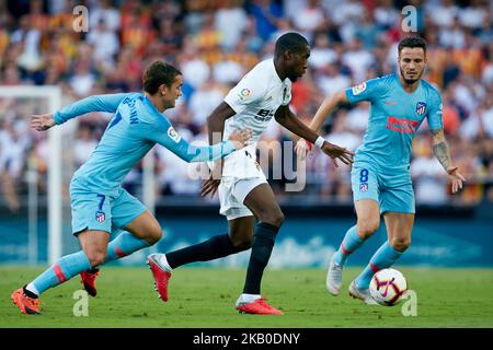 Geoffrey Kondogbia (C) de Valence CF concurrence pour le ballon avec Antoine Griezmann (L) et Saül Niguez de l'Atletico de Madrid pendant le match de la Liga entre Valencia CF et le Club Atletico de Madrid à Mestalla on 20 août 2018 à Valence, Espagne (photo de David Aliaga/NurPhoto) Banque D'Images