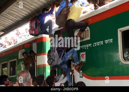 Les habitants bangladais en déplacement sur le toit d'un train tout en rentrant chez eux pour célébrer le festival d'Eid-Al-Adha à Dhaka, au Bangladesh, sur 19 août 2018. Des milliers d'habitants de la ville de Dhaka ont commencé à quitter la ville pour y célébrer le festival d'Eid-al-Adha. (Photo par Mamunur Rashid/NurPhoto) Banque D'Images