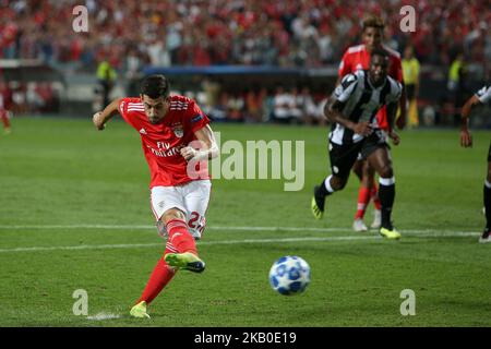 Le milieu de terrain portugais de Benfica Pizzi tire pour marquer une pénalité lors du match de la Ligue des champions de l'UEFA sur la première jambe SL Benfica vs PAOK FC au stade Luz à Lisbonne, Portugal sur 21 août 2018. (Photo par Pedro Fiúza/NurPhoto) Banque D'Images