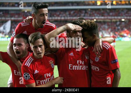 Le milieu de terrain portugais de Benfica Pizzi (2nd R ) célèbre avec ses coéquipiers après avoir obtenu le score lors du match de la première jambe de la Ligue des champions de l'UEFA SL Benfica vs PAOK FC au stade Luz à Lisbonne, Portugal sur 21 août 2018. (Photo par Pedro Fiúza/NurPhoto) Banque D'Images