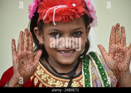 Un portrait souriant de 5yrs Sagufta Khatun avec sa main mahendi après avoir offert des prières matinales rituelles pendant la célébration de Bakra Eid ou Eid al-Adha ou ID-ul-Azha mercredi, 22 août 2018 dans la mosquée Kashmiri Jame, Katmandou, Népal. Bakra Eid, également connu Eid al-Adha ou ID-ul-Azha en arabe, est une 'Fête du sacrifice' et célébrée comme le temps de donner et de sacrifier. Le gouvernement népalais a renoncé à un jour férié à l'occasion de Bakra Eid ou d'Eid al-Adha ou d'ID-ul-Azha, l'un des deux grands festivals pour les musulmans du monde entier. (Photo de Narayan Maharajan/NurPhoto) Banque D'Images