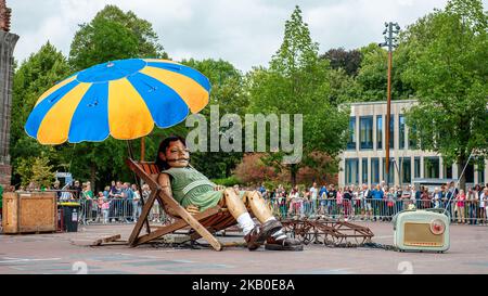 La production mondialement connue de Royal de Luxe fait sa première hollandaise à Leeuwarden, capitale européenne de la culture, le 18 août 2018. Au cours de trois jours, ces géants majestueux marchent dans les rues de Leeuwarden et offrent une expérience inoubliable avec leur spectacle « Big Skate in the Ice ». Royal de Luxe est une extraordinaire compagnie de théâtre de rue. La compagnie vole autour du monde avec leurs impressionnants Giants, marionnettes de plusieurs mètres de haut et de plus que les bâtiments autour d'eux. Au cours de leur deuxième jour, les aventures de la petite fille Giant, son compagnon canin ludique Xolo et Th Banque D'Images