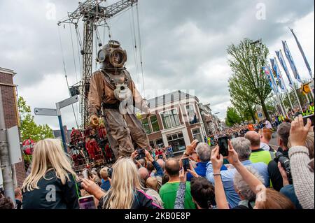 La production mondialement connue de Royal de Luxe fait sa première hollandaise à Leeuwarden, capitale européenne de la culture, le 18 août 2018. Au cours de trois jours, ces géants majestueux marchent dans les rues de Leeuwarden et offrent une expérience inoubliable avec leur spectacle « Big Skate in the Ice ». Royal de Luxe est une extraordinaire compagnie de théâtre de rue. La compagnie vole autour du monde avec leurs impressionnants Giants, marionnettes de plusieurs mètres de haut et de plus que les bâtiments autour d'eux. Au cours de leur deuxième jour, les aventures de la petite fille Giant, son compagnon canin ludique Xolo et Th Banque D'Images