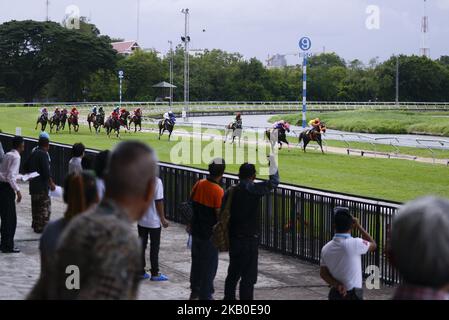 Les pilotes thaïlandais de course hippique applaudissent lors d'une compétition de course hippique à l'hippodrome de Nang Loeng à Bangkok, en Thaïlande, le 18 août 2018. (Photo par Anusak Laowilas/NurPhoto) Banque D'Images