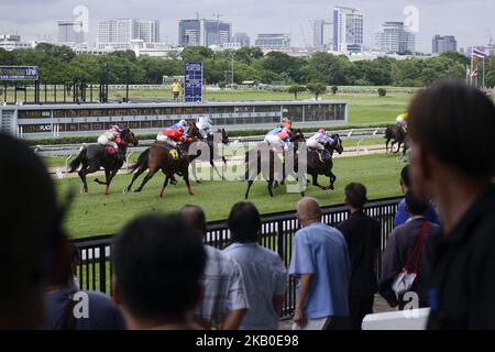 Les pilotes thaïlandais de course hippique applaudissent lors d'une compétition de course hippique à l'hippodrome de Nang Loeng à Bangkok, en Thaïlande, le 18 août 2018. (Photo par Anusak Laowilas/NurPhoto) Banque D'Images