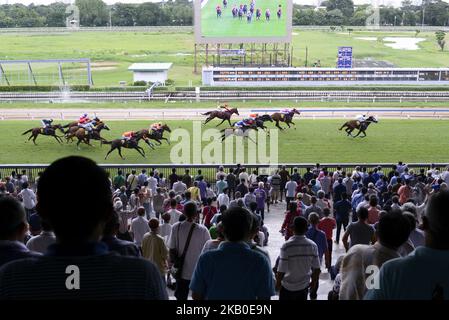 Les pilotes thaïlandais de course hippique applaudissent lors d'une compétition de course hippique à l'hippodrome de Nang Loeng à Bangkok, en Thaïlande, le 18 août 2018. (Photo par Anusak Laowilas/NurPhoto) Banque D'Images