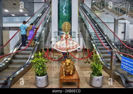 Statue d'une danseuse Kathakali à l'aéroport international de Trivandrum, dans la ville de Thiruvananthapuram (Trivandrum), Kerala, Inde, le 8 août 2018. Kathakali est une forme traditionnelle de danse classique indienne et de théâtre de l'État indien du Kerala. (Photo de Creative Touch Imaging Ltd./NurPhoto) Banque D'Images