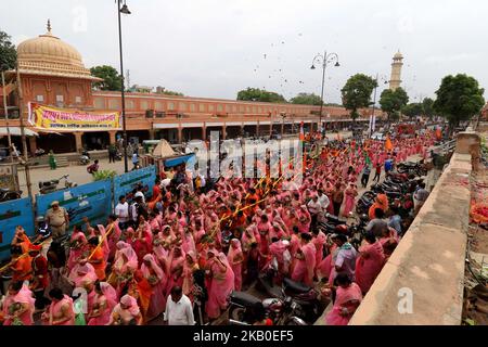Les dévotés de Lord Shiva prennent part à la procession de Kalash et Kawad Yatra pendant le mois Saint de Sawan à Jaipur, Rajasthan, Inde, sur 19 août 2018. Les dévotés portent de l'eau sainte dans les pots des étangs de rivière ou de sanctuaire à verser sur les Shivlinga dans leurs temples de ville natale à l'occasion du mois de Sawan.ce voyage à pied, une fois terminé, est censé accomplir leurs désirs et les endear à Lord Shiva. (Photo de Vishal Bhatnagar/NurPhoto) Banque D'Images