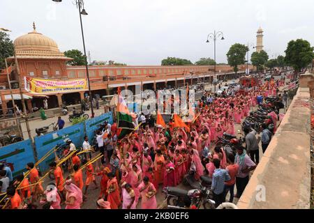 Les dévotés de Lord Shiva prennent part à la procession de Kalash et Kawad Yatra pendant le mois Saint de Sawan à Jaipur, Rajasthan, Inde, sur 19 août 2018. Les dévotés portent de l'eau sainte dans les pots des étangs de rivière ou de sanctuaire à verser sur les Shivlinga dans leurs temples de ville natale à l'occasion du mois de Sawan.ce voyage à pied, une fois terminé, est censé accomplir leurs désirs et les endear à Lord Shiva. (Photo de Vishal Bhatnagar/NurPhoto) Banque D'Images