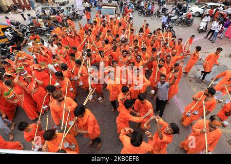 Les dévotés de Lord Shiva prennent part à la procession de Kalash et Kawad Yatra pendant le mois Saint de Sawan à Jaipur, Rajasthan, Inde, sur 19 août 2018. Les dévotés portent de l'eau sainte dans les pots des étangs de rivière ou de sanctuaire à verser sur les Shivlinga dans leurs temples de ville natale à l'occasion du mois de Sawan.ce voyage à pied, une fois terminé, est censé accomplir leurs désirs et les endear à Lord Shiva. (Photo de Vishal Bhatnagar/NurPhoto) Banque D'Images