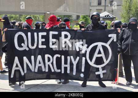 Les manifestants tiennent une bannière disant « anarchie du Queer » lors d'une contre-manifestation contre des groupes de suprématistes blancs à Toronto, Ontario, Canada, on 11 août 2018. Les manifestants se sont affrontés avec la police qui a été déployée pour protéger les membres d'un groupe de la suprématie blanche se ralliant à l'extérieur de l'hôtel de ville de Toronto lors d'un rassemblement de la suprématie blanche et de l'opposition à la suprématie blanche. (Photo de Creative Touch Imaging Ltd./NurPhoto) Banque D'Images