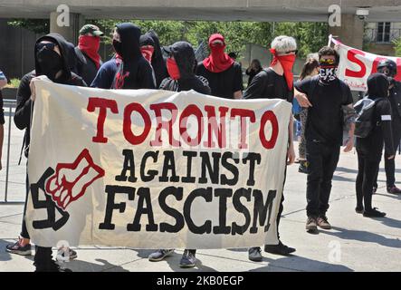 Les manifestants tiennent une bannière disant « Toronto contre le fascisme » lors d'une contre-protestation contre les groupes de partisans de la suprématie blanche à Toronto, Ontario, Canada, on 11 août 2018. Les manifestants se sont affrontés avec la police qui a été déployée pour protéger les membres d'un groupe de la suprématie blanche se ralliant à l'extérieur de l'hôtel de ville de Toronto lors d'un rassemblement de la suprématie blanche et de l'opposition à la suprématie blanche. (Photo de Creative Touch Imaging Ltd./NurPhoto) Banque D'Images