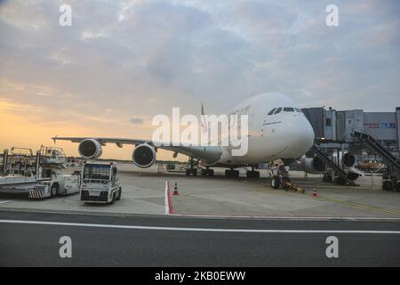 L'Airbus A380 de l'Emirates a été amarré à l'aéroport de Düsseldorf en Allemagne sur 21 août 2018. L'avion à impériale vu pendant l'heure d'or à l'aéroport de Düsseldorf. Emirates opère 2 vols quotidiens avec A380 depuis l'aéroport international DXB de Dubaï, les Émirats arabes Unis vers l'aéroport international de Dusseldorf, l'aéroport de DUS, l'Allemagne, les vols EK55 et le retour à Dubaï EK 56 et EK57 et le retour EK 58. Emirates est le plus grand opérateur Airbus A380-800 avec une flotte de 104 avions et 58 de plus en ordre. (Photo de Nicolas Economou/NurPhoto) Banque D'Images