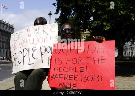 Les gens se rassemblent en face de Downing Street pour soutenir le politicien ougandais Bobi Wine, Londres sur 23 août 2018. Robert Kyagulanyi Ssentamu, également connu sous le nom de Bobi Wine, est un homme politique, homme d'affaires, entrepreneur, philanthrope, musicien et acteur ougandais, Mieux connu par le nom de scène Bobi Wine. Le député ougandais et star pop Bobi Wine a été accusé de trahison devant un tribunal civil peu après qu'un tribunal militaire l'a libéré. Il a été détenu avec 30 autres personnes avant l'élection partielle de la semaine dernière dans la ville d'Arua, dans le nord-ouest du pays. (Photo par Alberto Pezzali/NurPhoto) Banque D'Images