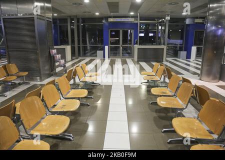 À l'intérieur de l'aéroport international de Thessalonique 'Macedonia' en Grèce. La zone des portes après la récente rénovation du nouveau propriétaire allemand Fraport tôt le matin. L'aéroport de Thessalonique avec le code de signe SKG ou LGTS est la principale porte d'accès pour le nord de la Grèce avec le trafic de passagers devrait dépasser les 7 millions cette année. C'est un carrefour pour Aegean Airlines, Olympic Air, Ryanair, Astra Airlines et Ellinair. L'aéroport est à la fois civil et militaire. Image sur 21 août 2018. (Photo de Nicolas Economou/NurPhoto) Banque D'Images