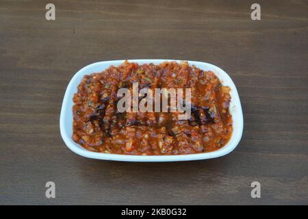 Salade d'Ezme chaude sur une assiette, cuisine turque traditionnelle Banque D'Images