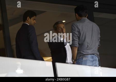 Nasser Al-Kheleaifi (R), président qatari de Paris Saint-Germain, et l'ancien président français Nicolas Sarkozy ont vu parler lors du match de football de la Ligue française 1 entre Paris Saint-Germain (PSG) et Angers (SCO), sur 25 août 2018 au Parc des Princes à Paris. (Photo de Mehdi Taamallah / NurPhoto) Banque D'Images