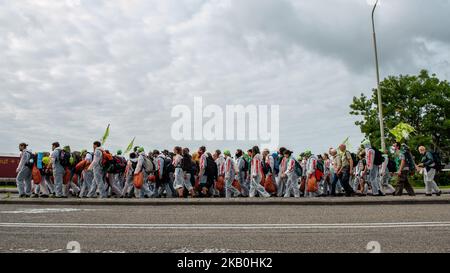 Le mouvement 'Code Rood' a organisé une action de désobéissance civile contre le collectif de la compagnie pétrolière NAM, qui a incorporé Royal Dutch Shell PLC et Exxon Mobil Corp sur 28 août à Groningen, pays-Bas. À mesure que les tremblements de terre deviennent plus intenses et plus fréquents dans le nord des pays-Bas, il y a une pression croissante sur le gouvernement pour réduire la quantité de gaz qui y est extraite. Avec cette action, le Code Rood demande une indemnisation pour dommages et la fin de l'extraction de gaz à Groningen. Le gaz de Groningen a été découvert en 1960s. Depuis lors, le gouvernement néerlandais a récolté environ 250 000 Banque D'Images