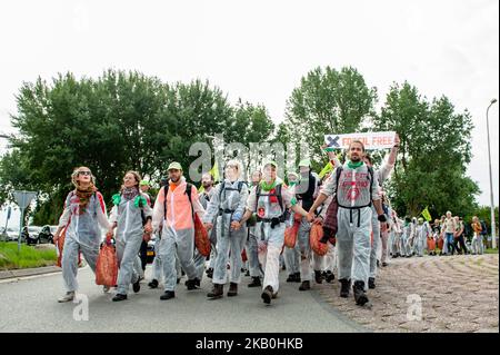 Le mouvement 'Code Rood' a organisé une action de désobéissance civile contre le collectif de la compagnie pétrolière NAM, qui a incorporé Royal Dutch Shell PLC et Exxon Mobil Corp sur 28 août à Groningen, pays-Bas. À mesure que les tremblements de terre deviennent plus intenses et plus fréquents dans le nord des pays-Bas, il y a une pression croissante sur le gouvernement pour réduire la quantité de gaz qui y est extraite. Avec cette action, le Code Rood demande une indemnisation pour dommages et la fin de l'extraction de gaz à Groningen. Le gaz de Groningen a été découvert en 1960s. Depuis lors, le gouvernement néerlandais a récolté environ 250 000 Banque D'Images