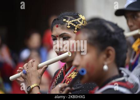 Les filles népalaises jouent des instruments traditionnels lors du défilé du festival de Mataya à Patan, au Népal, mardi, à 28 août 2018. Au cours de ce festival, les gens népalais de la communauté de Newar prient pour leurs membres de famille partis en visitant différents temples bouddhistes et stupas en jouant de la musique traditionnelle, portant des vêtements traditionnels avec certains habillés comme des divinités. (Photo de Narayan Maharajan/NurPhoto) Banque D'Images