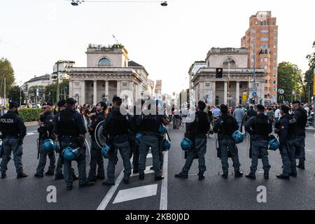 La police contrôle les personnes manifestant à Milan, sur 28 août 2018, lors de la manifestation en faveur des réfugiés et contre la rencontre entre le ministre italien de l'intérieur Salvini et le Premier ministre hongrois Orban. (Photo par Alessandro Annunziato/NurPhoto) Banque D'Images