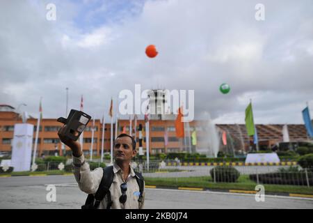 Un homme prend le selfie dans l'aéroport international décoré Tribhuwan pour BIMSTEC 2018 à Katmandou, Népal mercredi, 29 août 2018. Les chefs d'état membres de l'Initiative du Golfe du Bengale pour la coopération technique et économique multisectorielle (BIMSTEC) arrivent au Népal pour le sommet du BIMSTEC sur l'30-31 août 2018. (Photo de Narayan Maharajan/NurPhoto) Banque D'Images