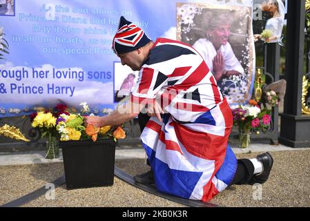 Hommage aux portes d'or du palais de Kensington, avant le 21st anniversaire de la mort de la princesse Diana, Londres on 31 août 2018. Les gens se sont rassemblés pour rendre hommage et respecter laissant des fleurs et des messages sur les portes d'or du Palais de Kensington, où elle a vécu, le jour du 20th anniversaire de la mort de Diana, Princes de Galles, qui s'est produite à 31 août 1997 à Paris. (Photo par Alberto Pezzali/NurPhoto) Banque D'Images