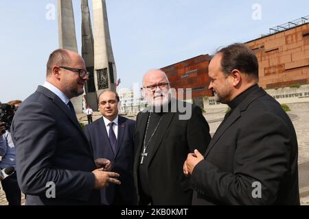 Le cardinal Reinhard Marx (C), le directeur de l'ECS, Basil Kerski (CL), et le maire de Gdansk Pawel Adamowicz (L), sont vus à Gdansk, en Pologne, le 30 août 2018, Reinhard Marx s'est rendu au Centre européen de solidarité de Gdansk et a rencontré Lech Walesa dans son bureau. Marx est un cardinal allemand de l'Église catholique, président de la Conférence des évêques allemands, archevêque de Munich et de Freising et membre du Collège des cardinaux. (Photo de Michal Fludra/NurPhoto) Banque D'Images