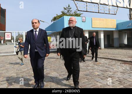 Le cardinal Reinhard Marx (R) et le directeur de l'ECS, Basil Kerski, sont vus à Gdansk (Pologne) le 30 août 2018, Reinhard Marx s'est rendu au Centre européen de solidarité de Gdansk et a rencontré Lech Walesa dans son bureau. Marx est un cardinal allemand de l'Église catholique, président de la Conférence des évêques allemands, archevêque de Munich et de Freising et membre du Collège des cardinaux. (Photo de Michal Fludra/NurPhoto) Banque D'Images