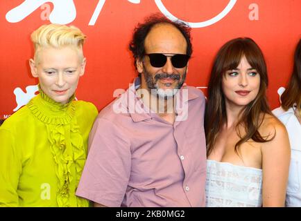 Tilda Swinton, Luca Guadagnino et Dakota Johnson assistent à la séance de photocall 'spiria' lors du Festival du film de Venise 75th, à Venise, en Italie, sur 1 septembre 2018. (Photo de Matteo Chinellato/NurPhoto) Banque D'Images