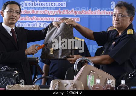 Un fonctionnaire des douanes examine les contrefaçons saisies exposées lors d'une réunion d'information avec les médias au département des douanes à Bangkok, Thaïlande, le 02 septembre 2018. (Photo par Anusak Laowilas/NurPhoto) Banque D'Images