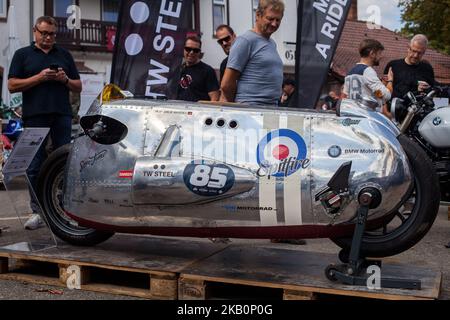 Glemseck 101 est le plus grand événement de moto de course de café et l'un des plus grands événements en plein air de moto cross-marque en Europe. Chaque année, des milliers de visiteurs se rendent à Leonberg, près de Stuttgart, avec leurs vélos personnalisés modifiés et leurs courses de café bien agencées. Au milieu d'un festival Rock 'n' Roll, ils vivent leur fascination pour les motos personnalisées et vintage et suivent les sprints des machines les plus rapides. Sur 1 septembre 2018 à Leonberg, en Allemagne. (Photo de Bartek Langer/NurPhoto) Banque D'Images