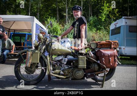 Glemseck 101 est le plus grand événement de moto de course de café et l'un des plus grands événements en plein air de moto cross-marque en Europe. Chaque année, des milliers de visiteurs se rendent à Leonberg, près de Stuttgart, avec leurs vélos personnalisés modifiés et leurs courses de café bien agencées. Au milieu d'un festival Rock 'n' Roll, ils vivent leur fascination pour les motos personnalisées et vintage et suivent les sprints des machines les plus rapides. Sur 1 septembre 2018 à Leonberg, en Allemagne. (Photo de Bartek Langer/NurPhoto) Banque D'Images