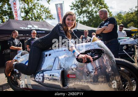 Glemseck 101 est le plus grand événement de moto de course de café et l'un des plus grands événements en plein air de moto cross-marque en Europe. Chaque année, des milliers de visiteurs se rendent à Leonberg, près de Stuttgart, avec leurs vélos personnalisés modifiés et leurs courses de café bien agencées. Au milieu d'un festival Rock 'n' Roll, ils vivent leur fascination pour les motos personnalisées et vintage et suivent les sprints des machines les plus rapides. Sur 1 septembre 2018 à Leonberg, en Allemagne. (Photo de Bartek Langer/NurPhoto) Banque D'Images